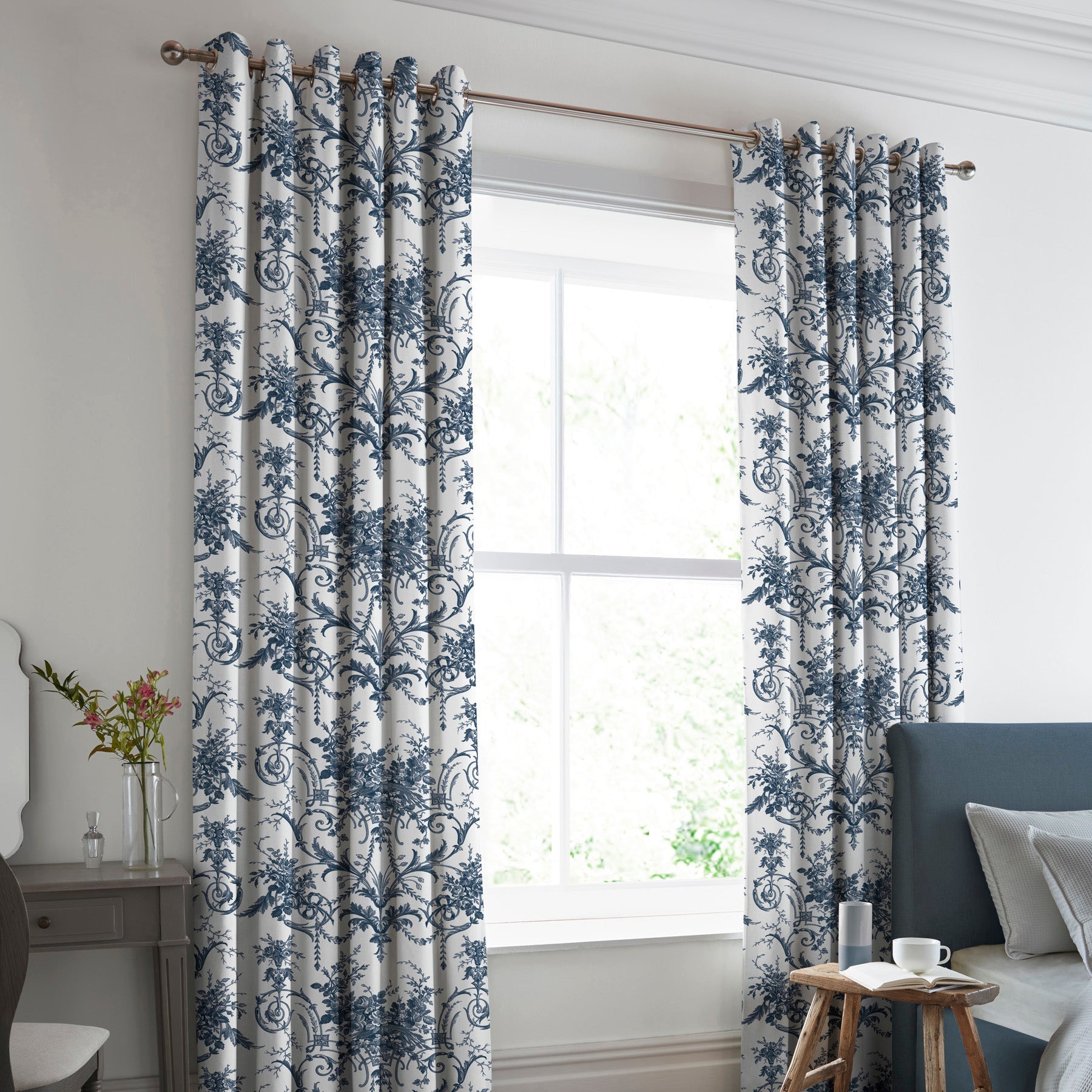 LAUF-0200GPF_Tulleries-Midnight_Curtains-Life_Square