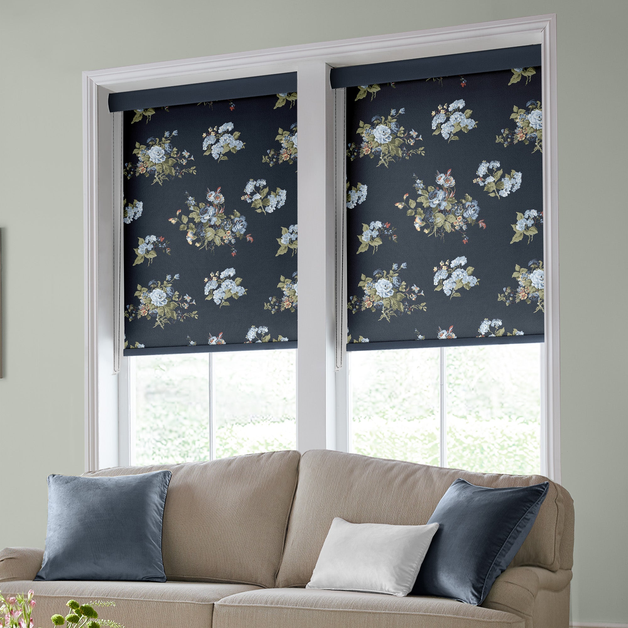 LAUR-0036TTR_Rosemore-Midnight_Roller-Life